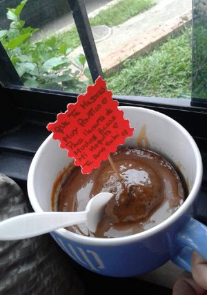 Una foto de Torta de chocolate en taza con relleno de Arequipe