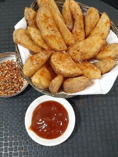 पोटॅटो वेजेस (potato wedges recipe in marathi) रेसिपी चे मुख्य फोटो 