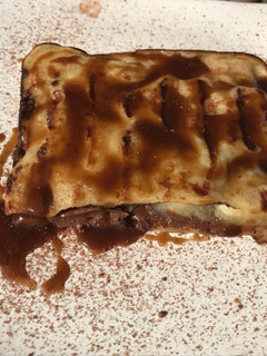 Una foto de Waffles. Con salsa de dulce de leche y bananas. Recetas de las 3 cosas, todo por tazas