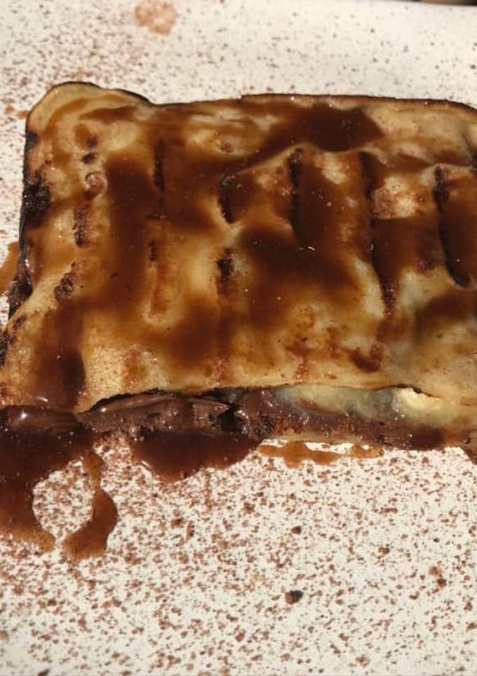 Una foto de Waffles. Con salsa de dulce de leche y bananas. Recetas de las 3 cosas, todo por tazas
