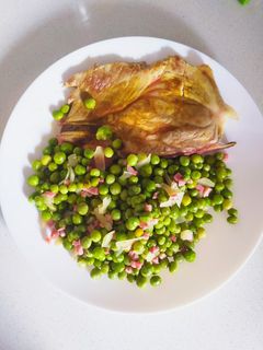 Una foto de Chuletas de cerdo con Ras el Hanout y guisantes