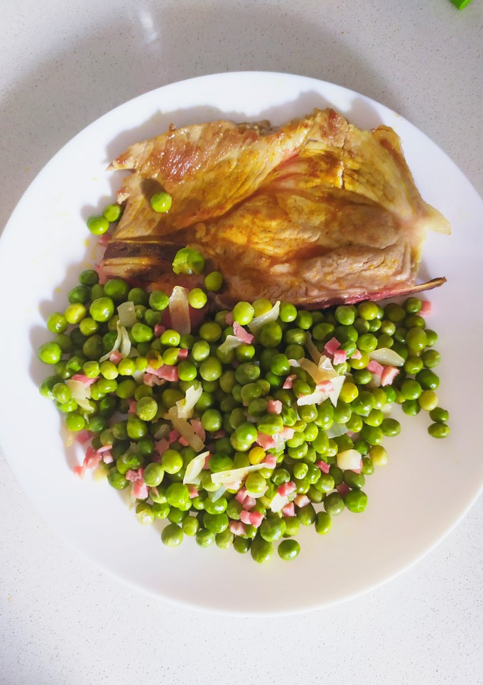 Una foto de Chuletas de cerdo con Ras el Hanout y guisantes
