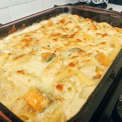 A picture of Cheesy white sauce gratin with chicken and kabocha.