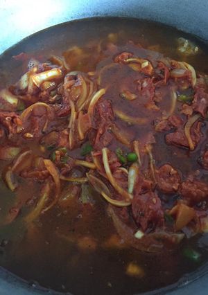 Una foto de Zaragozas (frijoles) con chorizo español, carne y chistorra