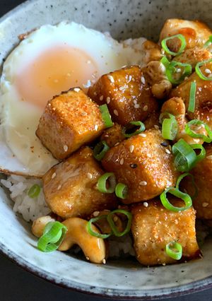 A picture of Spicy Tofu & Cashew Rice Bowl.