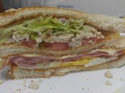 Una foto de sandwiches de bacon y huevo