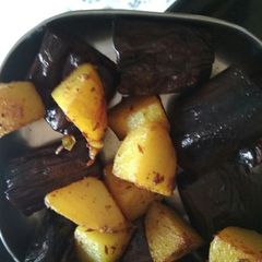 A picture of Potatoes and Brinjal fry.
