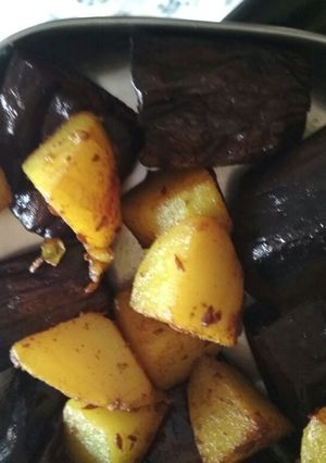 A picture of Potatoes and Brinjal fry.
