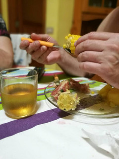 Una foto de Piñas con costillas, papas y mojo verde