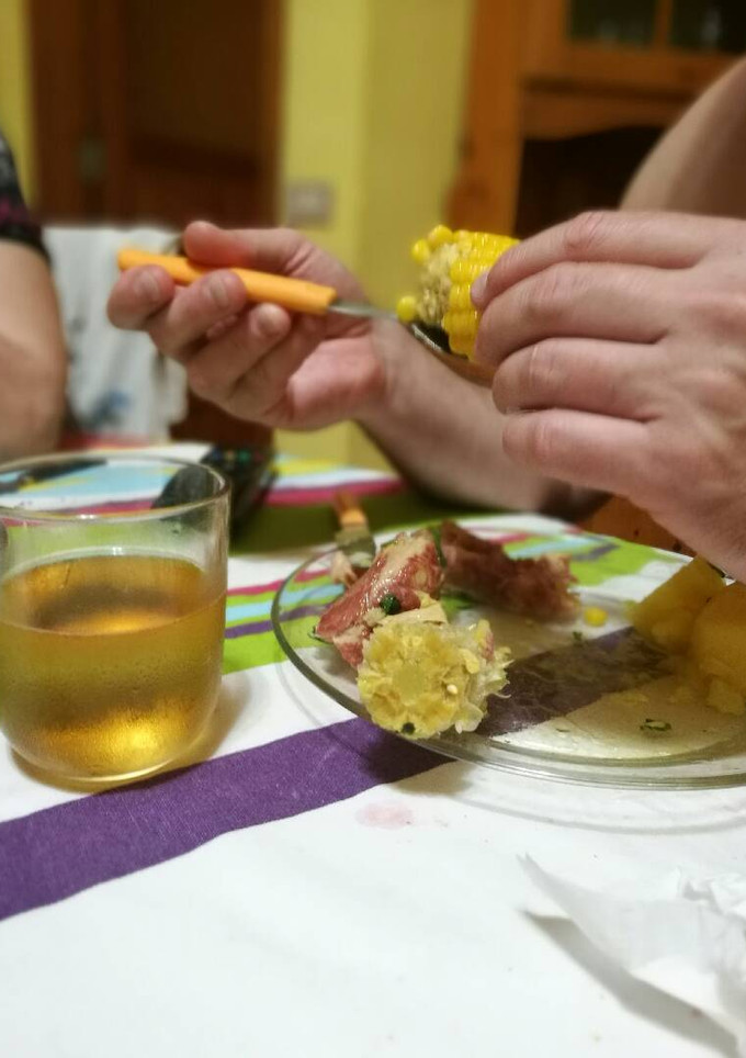 Una foto de Piñas con costillas, papas y mojo verde