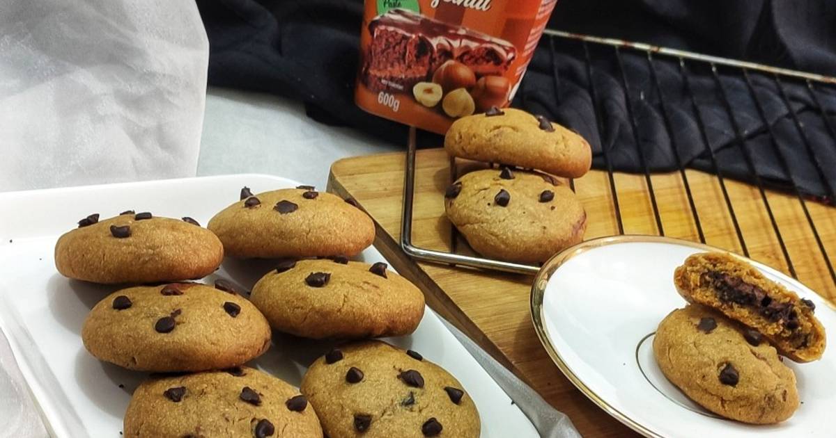 चोको हेज़लनट स्टफ्ड कुकीज़ (Choco hazelnut stuffed cookies recipe in