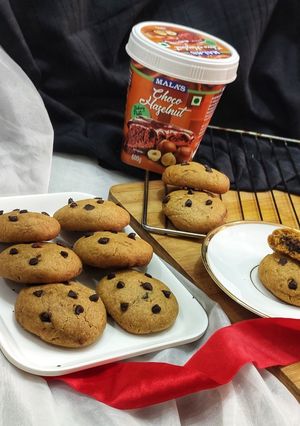 चोको हेज़लनट स्टफ्ड कुकीज़ (Choco hazelnut stuffed cookies recipe in hindi) रेसिपी मुख्य फोटो