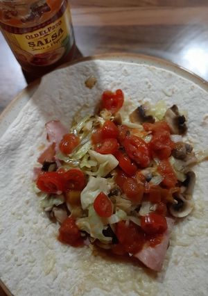 Une photo de Tortilla légère : jambon, chou, champignons, tomates cerises