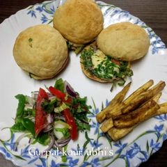 Street style bunza melts 🍔🧀🥒 A picture of Street style bunza melts 🍔🧀🥒.