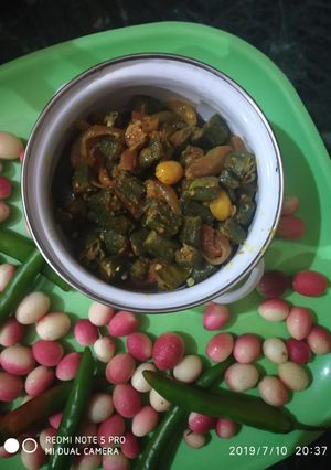 A picture of Lady finger with onion and karonde(karissa carandas).