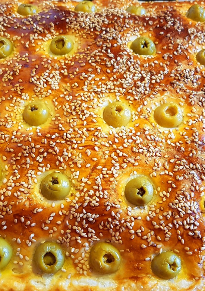 Una foto de Hojaldre con dos tipos de queso, dos tipos de jamón y aceitunas