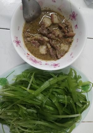 Hình của món Rau hẹ nước chấm thịt kho mắm ruốc.