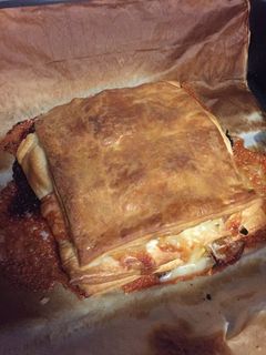 Una foto de Hojaldre con 🍄, 🧀 y cebolla caramelizada