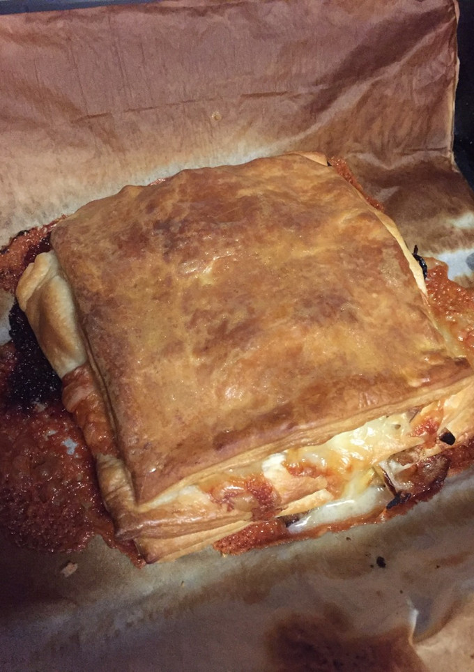 Una foto de Hojaldre con 🍄, 🧀 y cebolla caramelizada