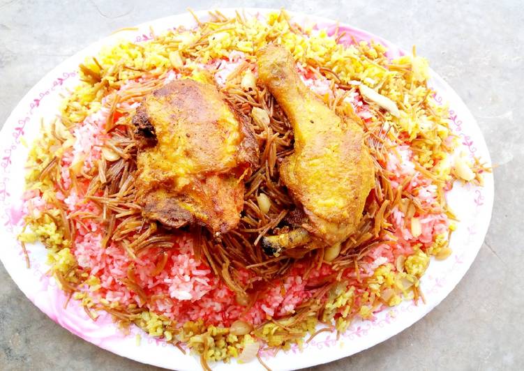 رز ملون مع مرق دجاج ولا اشهى 😋 🍗🍗