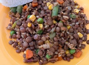 Una foto de 🫘 🍚 Lentejón con Arroz Yamaní y Vegetales🥕