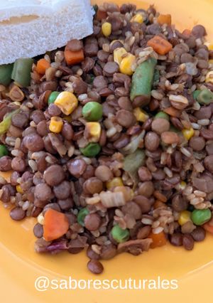 Una foto de 🫘 🍚 Lentejón con Arroz Yamaní y Vegetales🥕