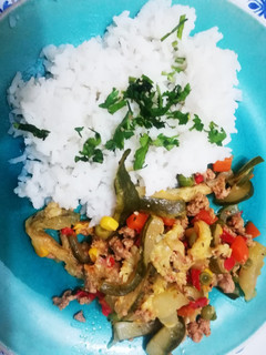 Una foto de Guiso de zapallo italiano y arroz blanco
