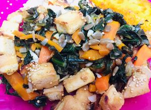 Una foto de Ensalada caliente de espinaca y tofu con coco 🥥