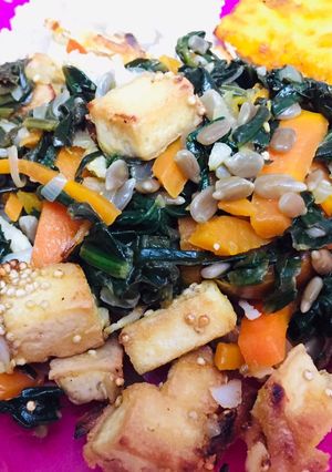 Una foto de Ensalada caliente de espinaca y tofu con coco 🥥
