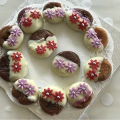 A picture of Figs with white chocolate.