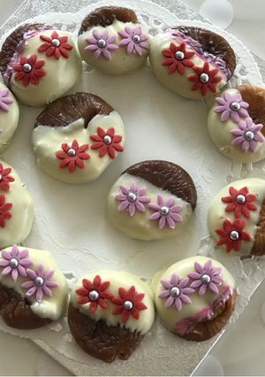 A picture of Figs with white chocolate.