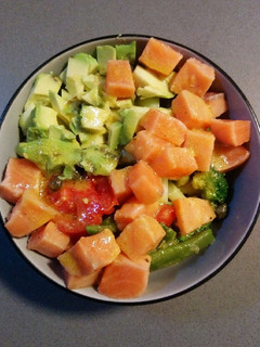 Una foto de Poke bowl de salmón