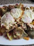 Alcachofas con foie, patatas, huevos y jamón