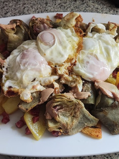 Una foto de Alcachofas con foie, patatas, huevos y jamón
