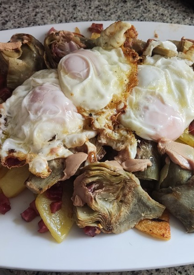 Una foto de Alcachofas con foie, patatas, huevos y jamón