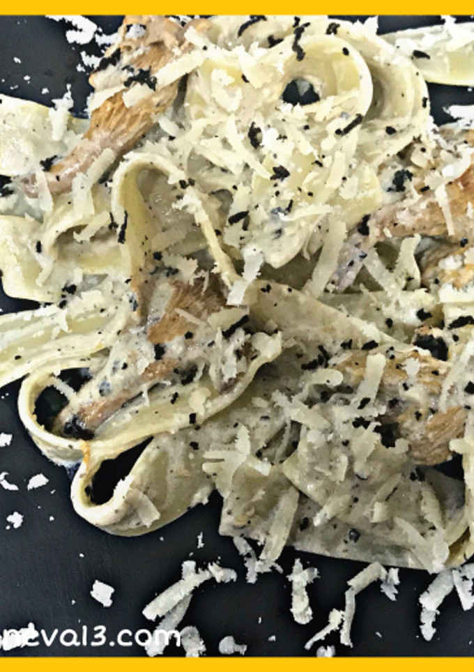 Una foto de Papardelle con salsa de trufa y fungi