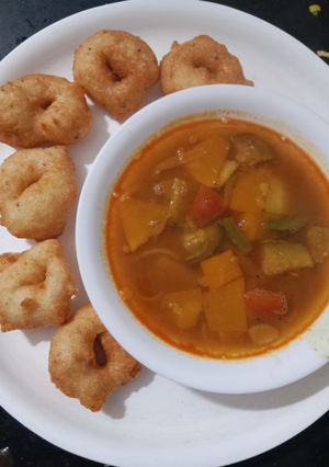 A picture of Medu Vada sambar.