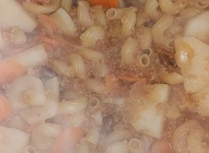 Una foto de Guiso de porotos frutilla y quinoa