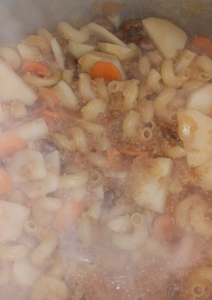 Una foto de Guiso de porotos frutilla y quinoa