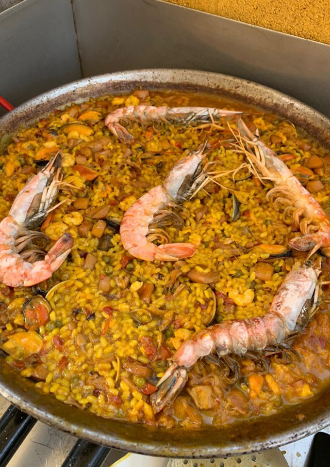 Una foto de Paella de marisco