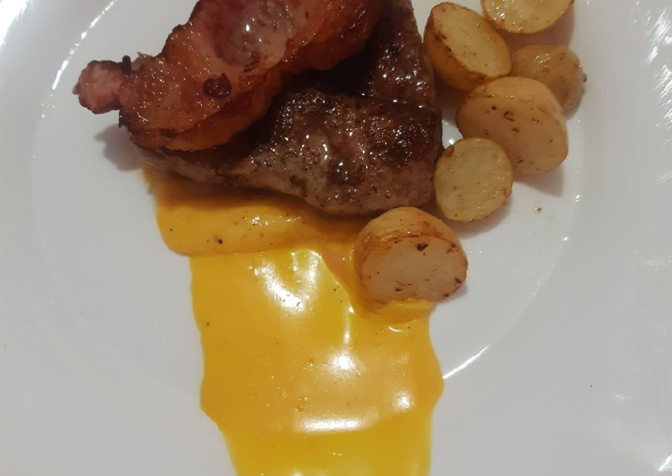 Medallón de res con salsa holandesa