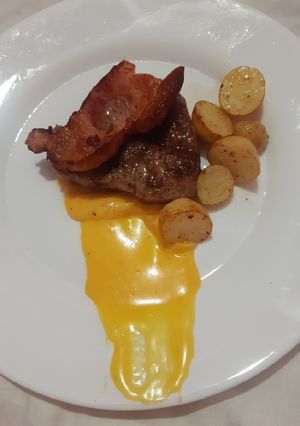 Una foto de Medallón de res con salsa holandesa