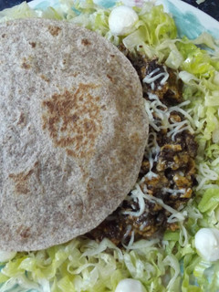 Una foto de Revuelto de morcilla de Ronda en tortilla de harina integral