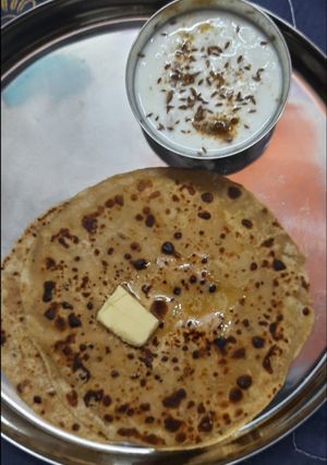 A picture of Aloo paneer paratha.
