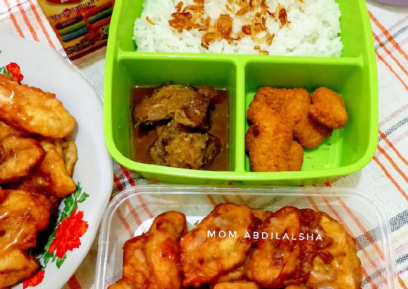 Bekal anak sekolah (Pisang goreng susu caramel + Daging kecap)