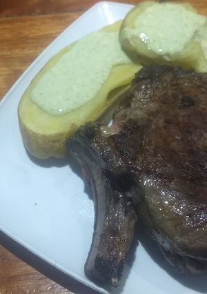Una foto de Prime Rib con papas en salsa de apio