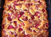Une photo de rhubarbe fraises