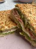 Sándwich de Focaccia con Mortadela, Pesto y Burrata