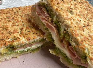 Foto principal de Sándwich de Focaccia con Mortadela, Pesto y Burrata