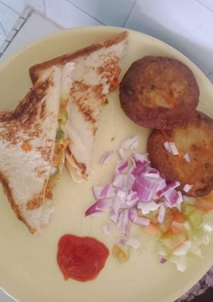 आलू टिक्की और वेज सैंडविच (Aloo tikki aur veg sandwich recipe in hindi) रेसिपी मुख्य फोटो